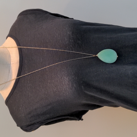 Pale green stone pendant necklace on gold chain - Picture 1 of 3